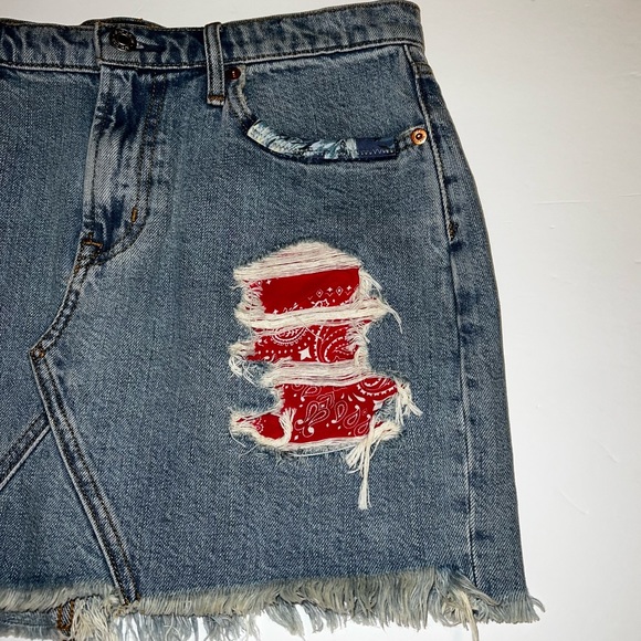 GAP Denim Patchwork Distressed Medium Wash Mini Skirt NWT Sz 27 - Picture 6 of 13